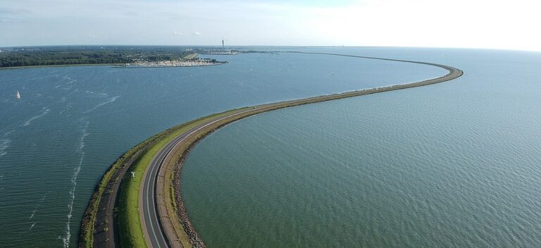 Houtribdijk (Foto: https://commons.wikimedia.org/wiki/File:Houtribdijk_luchtfoto_richting_Lelystad.jpg)