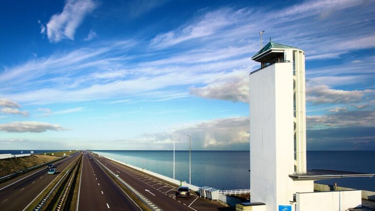 Afsluitdijk_-_The_Tower Directdevice - Eigen werk, CC BY-SA 4.0