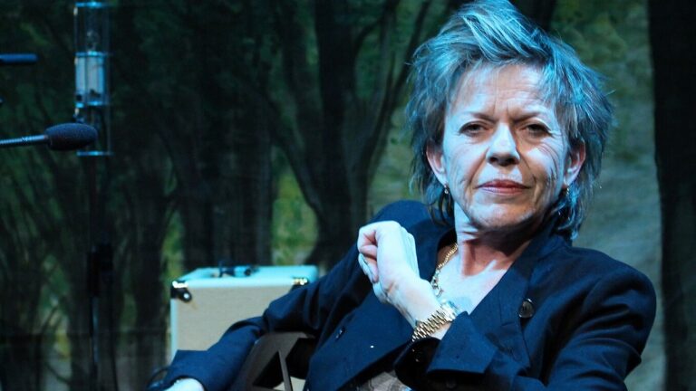 Portret van schrijfster Connie Palmen op Writers Unlimited 2014 in Den Haag. Ze is benoemd tot Commandeur in de Orde van de Nederlandse Leeuw en staat bekend om haar romans, essays en invloed op het literaire klimaat in Nederland.