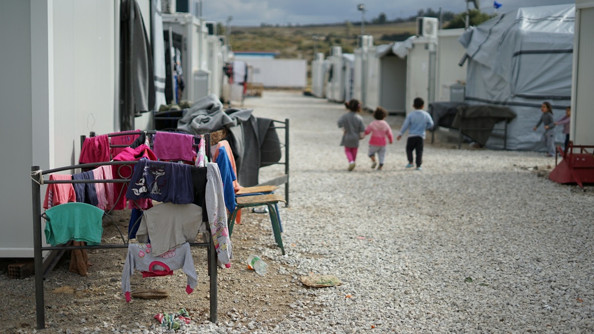 Jongeren op de vlucht – symbolisch beeld van migratie en hoop, passend bij In-Between docudrama van Coldplay en Choose Love. Foto gemaakt door Julie Ricard, rechtenvrij beschikbaar via Unsplash.
