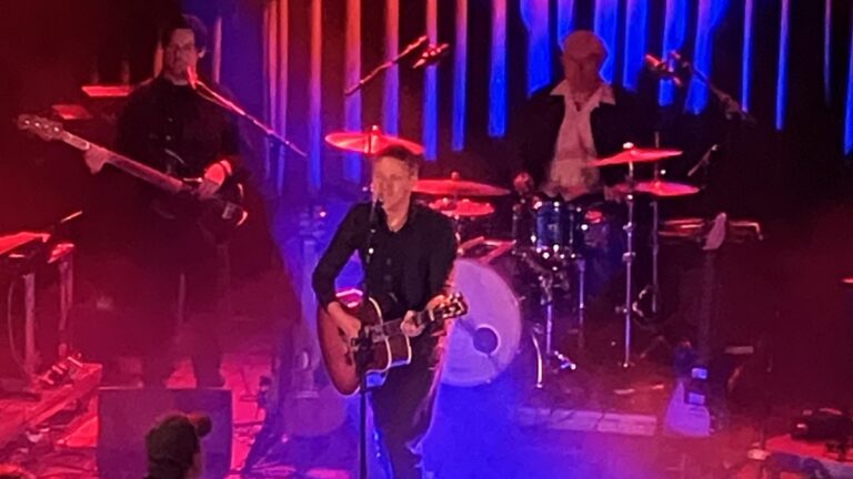 Tom McRae live in de Tolhuistuin tijdens het jubileumconcert van zijn debuutalbum.