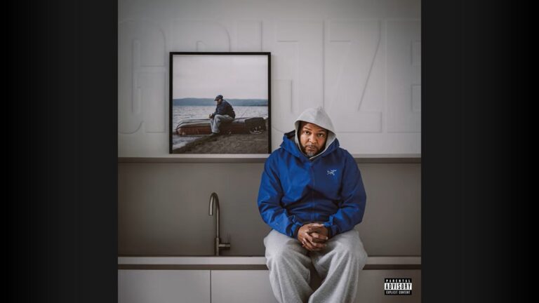 Hef poseert voor Grijze albumcover, een ingetogen en directe uitstraling