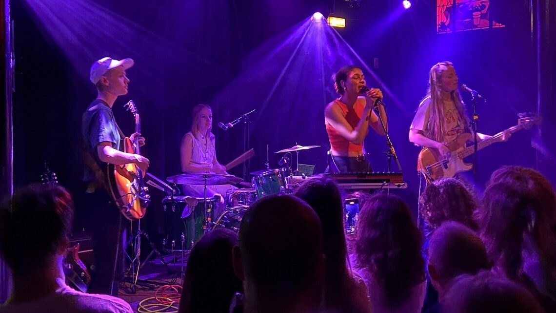 Loupe live optreden met Nina Ouattara op zang en Lana Kooper op bas