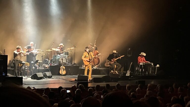 Waylon op het podium in Park Schouwburg Hoorn tijdens Time Jumper theatervoorstelling