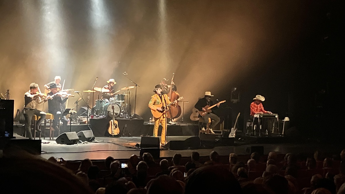 Waylon op het podium in Park Schouwburg Hoorn tijdens Time Jumper theatervoorstelling