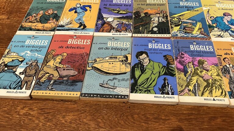 Foto van een aantal Biggles-pocketboeken, waaronder Biggles als kwajongen