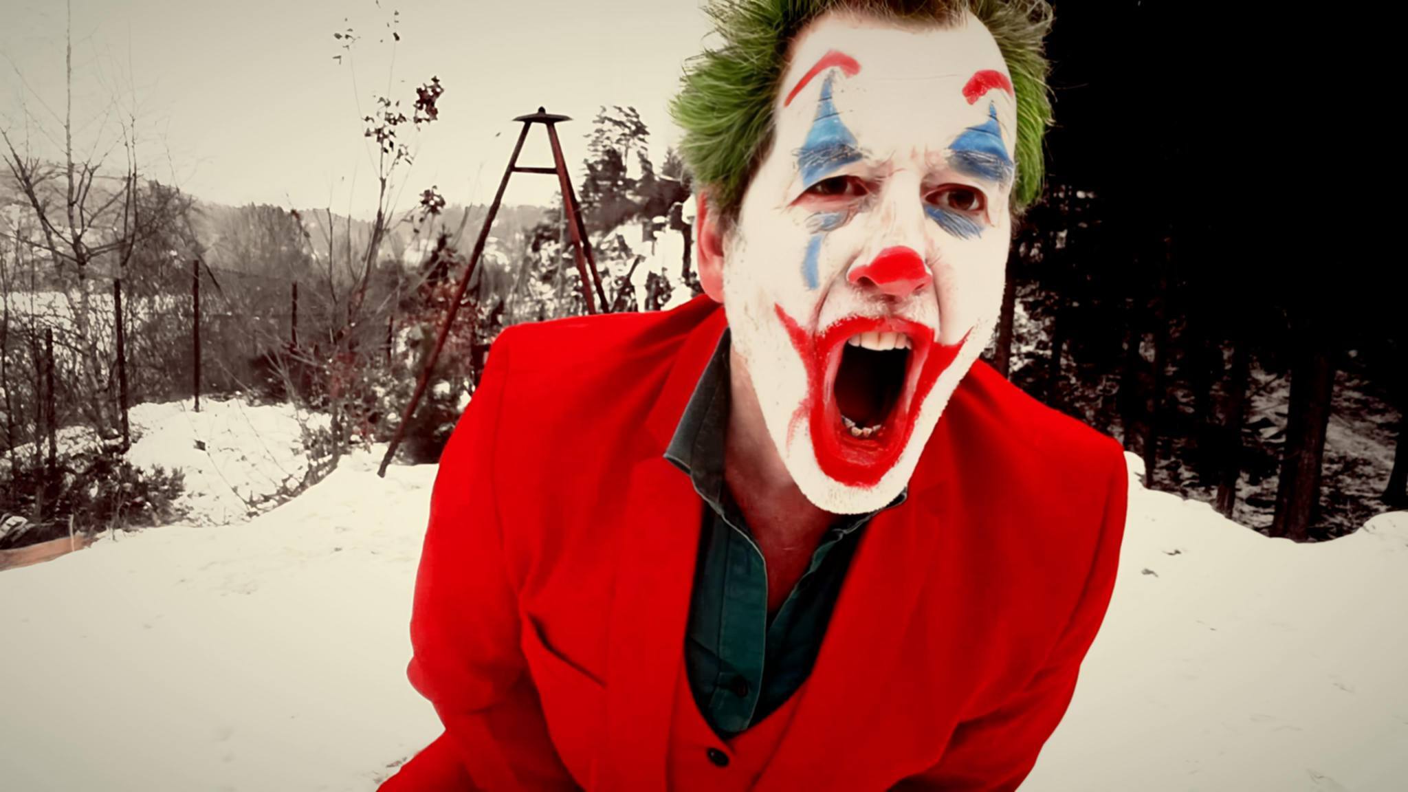 Edwin de Herder als The Joker, staand in een besneeuwd landschap tijdens de videoclip van Mama Loo’s nieuwe single The Dogs