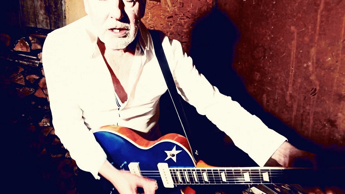 Mama Loo met Blue Top-gitaar tijdens videoclipopname van Talk Talk Talking