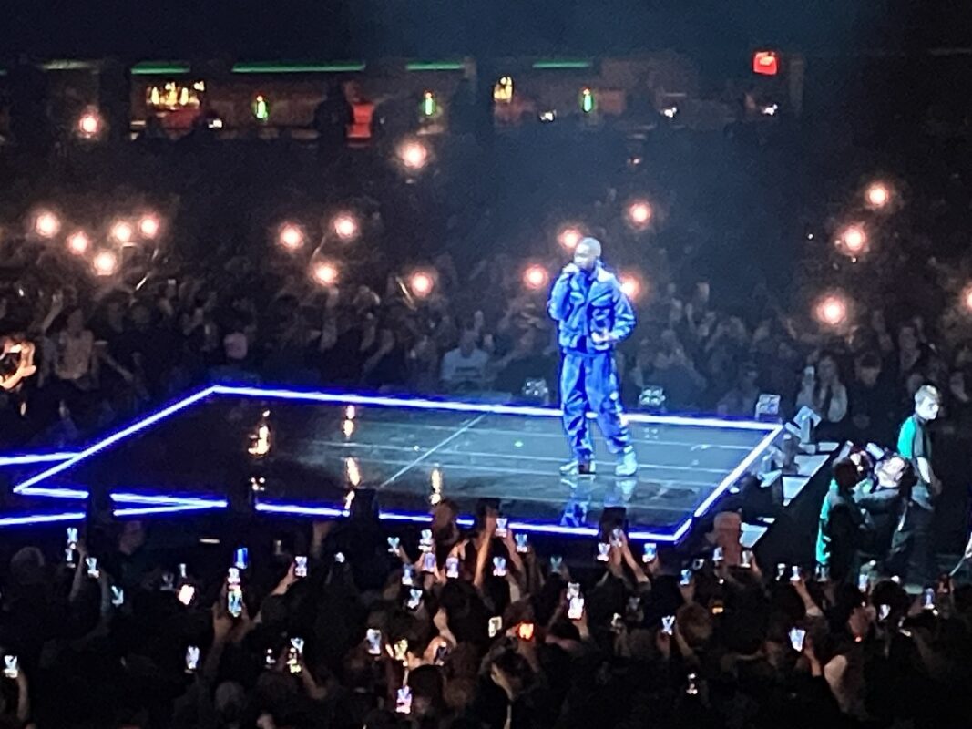Dave op het podium tijdens zijn Dave Ziggo Dome concert voor een uitverkocht publiek
