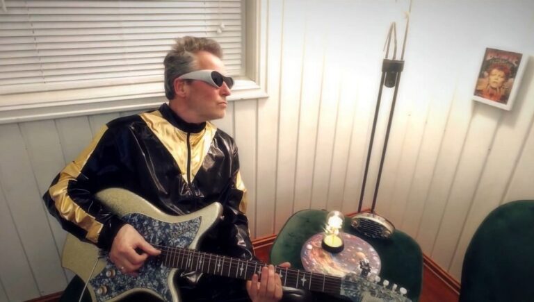 Mama Loo Ziggy: Edwin de Herder speelt gitaar in zijn maanpak