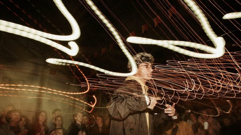 Artwork van de playlist Op Dreef met een danser en visuele effecten die beweging suggereren, gebruikt voor Willem’s single Niks Is Zeker