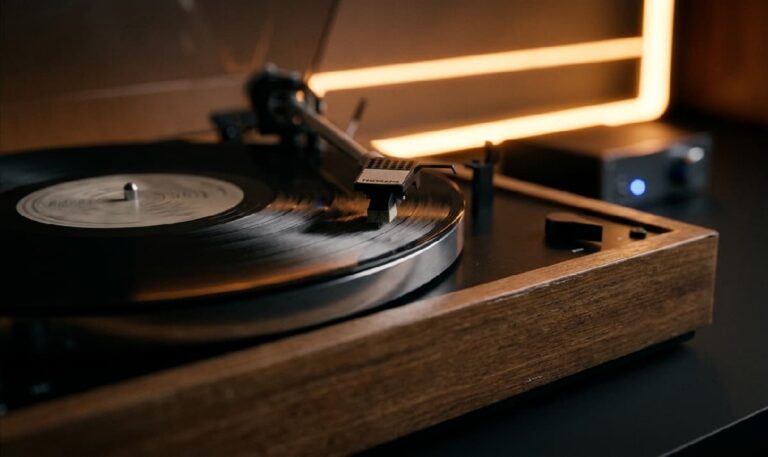 Analoge Soul en Modern Jazz: Close-up van een vintage houten platenspeler met naald in de groef, symbool voor de nieuwe releases van analoge soul en modern jazz in 2026.