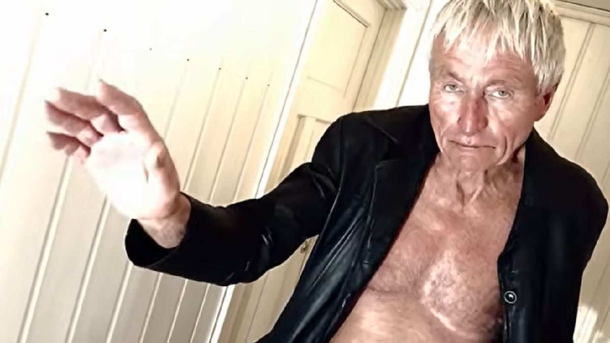 Hans Jørgen Holstad in de videoclip van The Waiting Room van Mama Loo